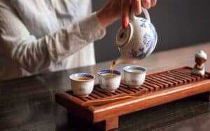 Verschiedene Teesorten und ihre Kultur von daheim entdecken
